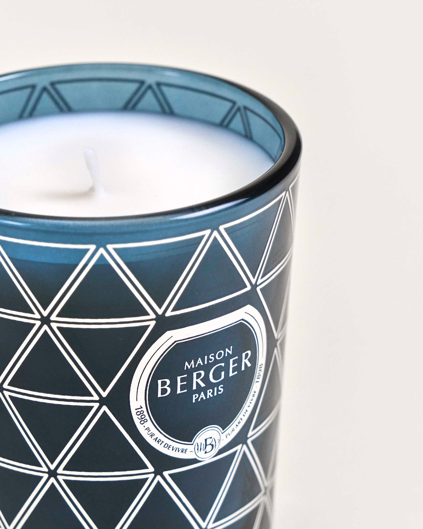 נר בניחוח יסמין ופצ'ולי עם נגיעות וניל, (Under the Olive Tree Blue Geode Scented Candle ) 240g