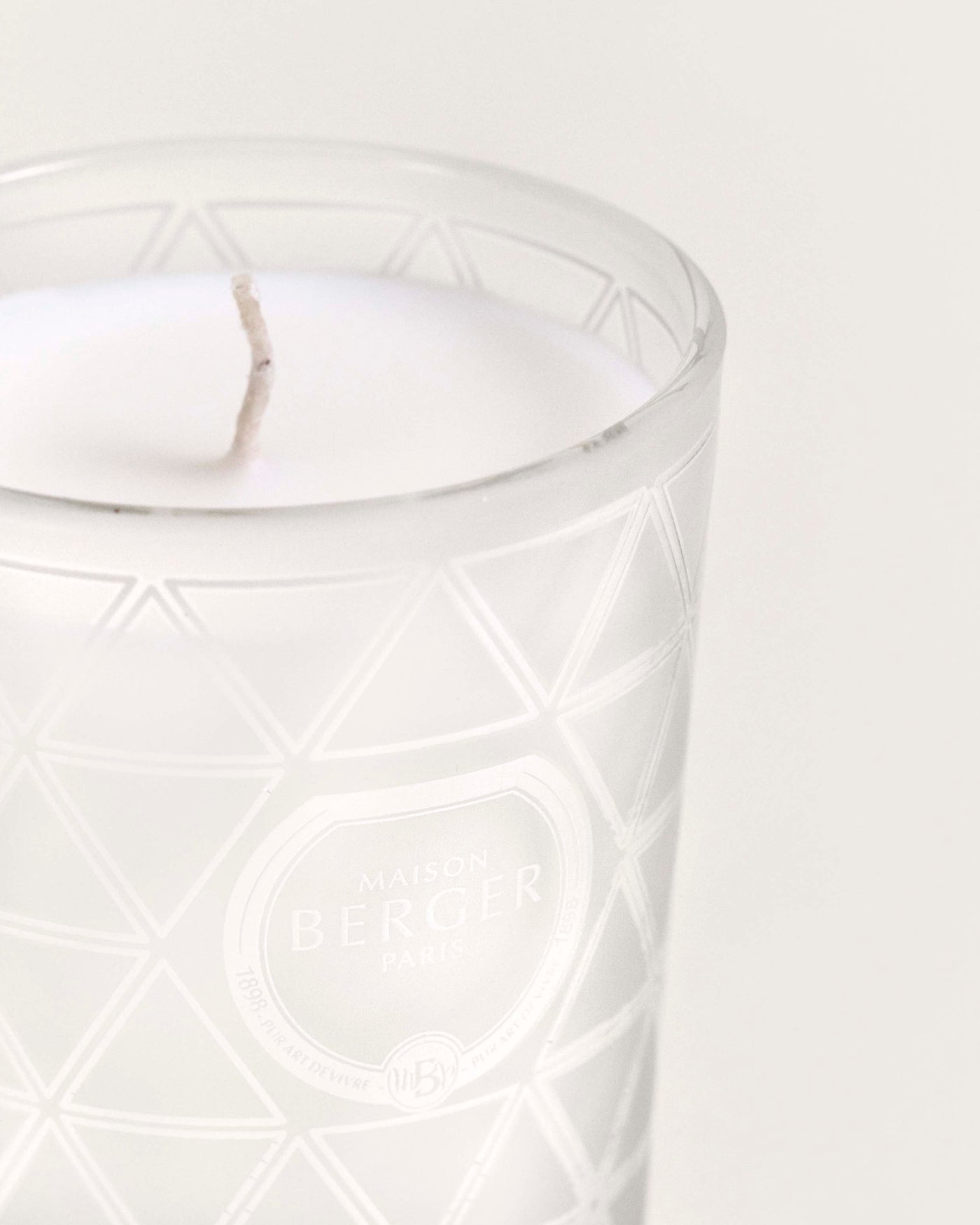 נר בניחוח עדין ופרשי של כותנה לבנה, Cotton Caress Frosted Geode Scented Candle